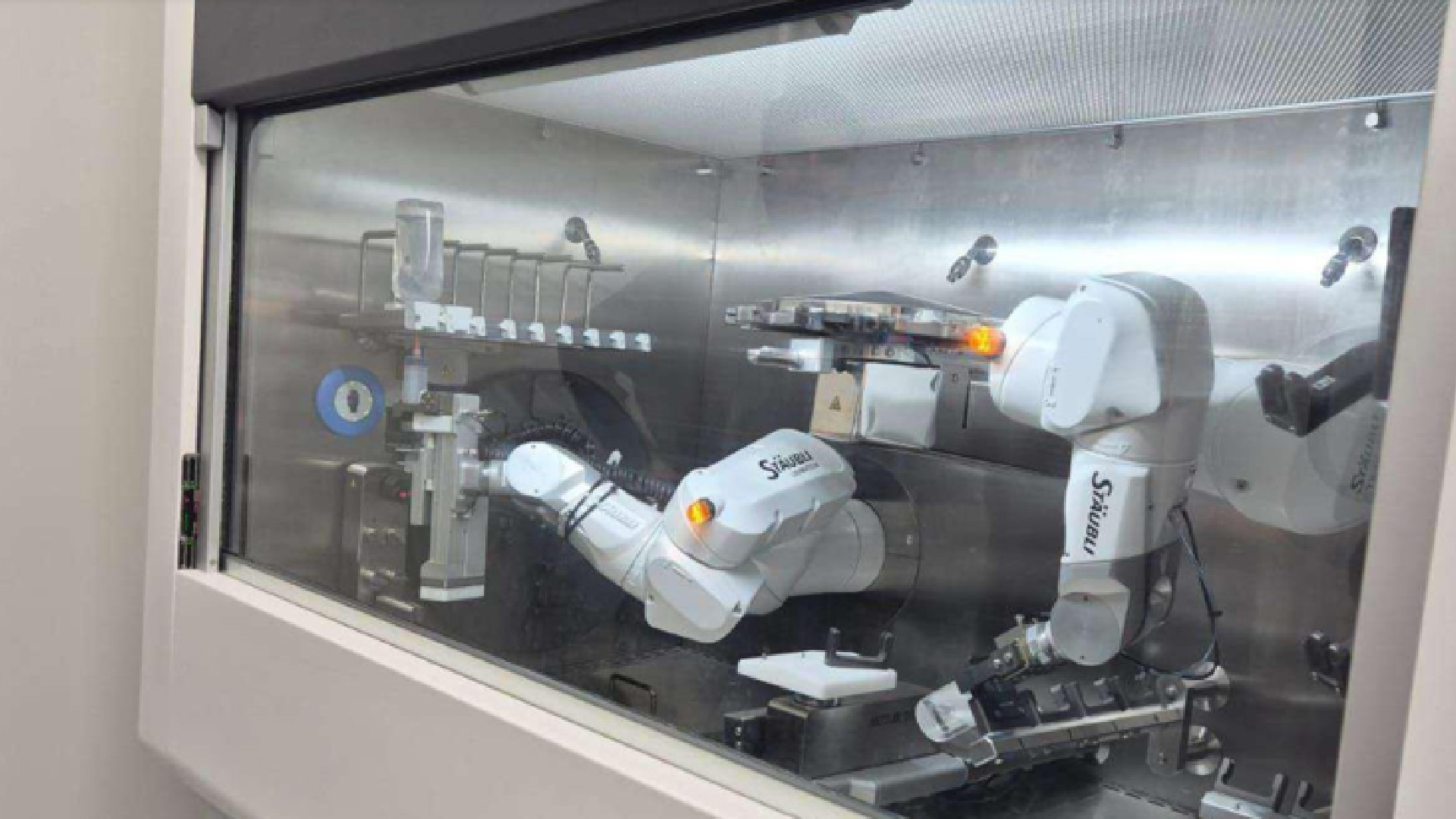 Un pas important pentru tratamentele oncologice la Sibiu: Consiliul Județean a recepționat robotul pentru soluții citostatice, unul dintre cele mai performante din țară